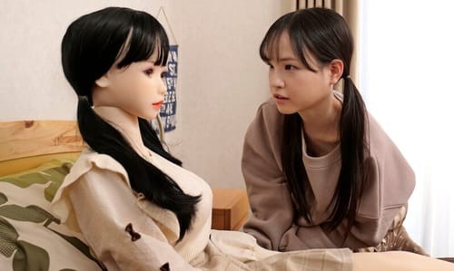 Lỡ làm hỏng búp bê tùng dịch của thằng bạn, cô bạn make-up giả vờ làm búp bê thay thế